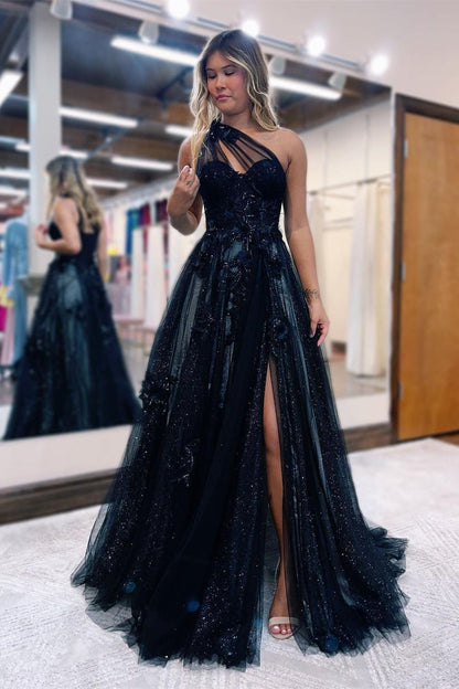 Elegantes schwarzes One-Shoulder-Abschlussballkleid mit geschlitzten, transparenten Trägern und Perlenverzierung
