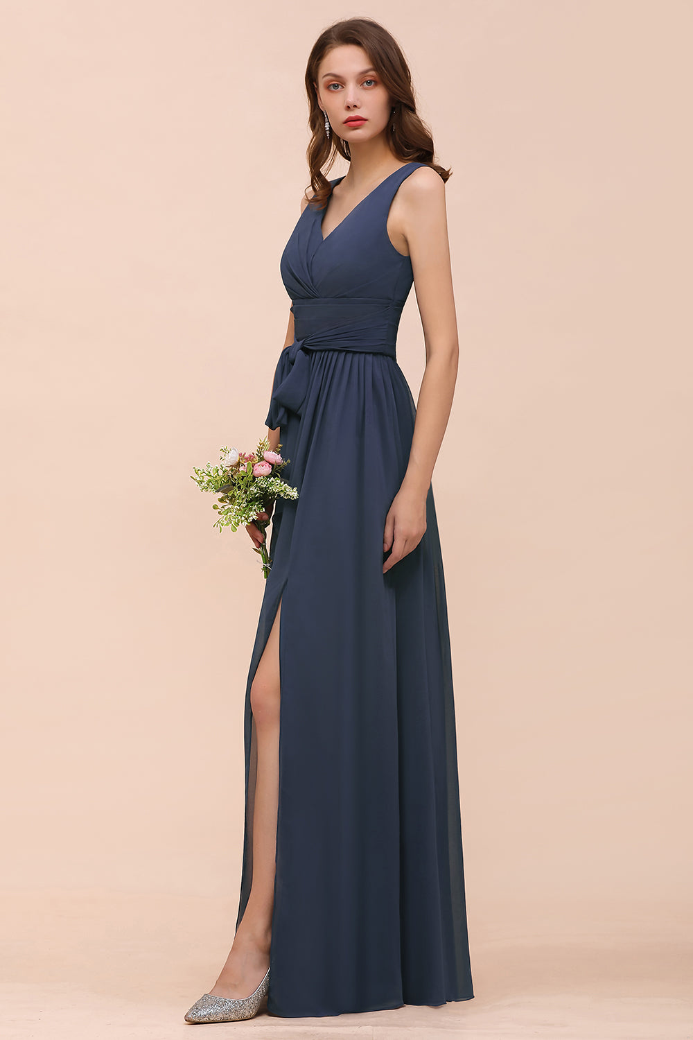 Babyonlinedress.de beitet Große Auswah von Grau Brautjungfernkleider Lang Günstig. Chiffon Kleider Hochzeitsparty für Sie zur Hochzeit gehen.