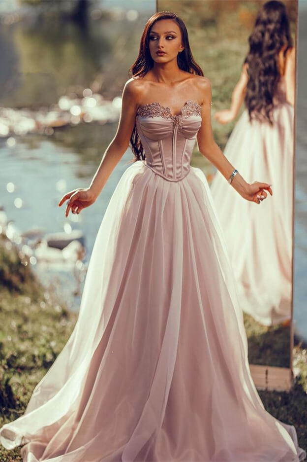 Charmantes silbernes langes Abendkleid, schulterfrei, ärmellos, mit appliziertem Tüll und Plissee
