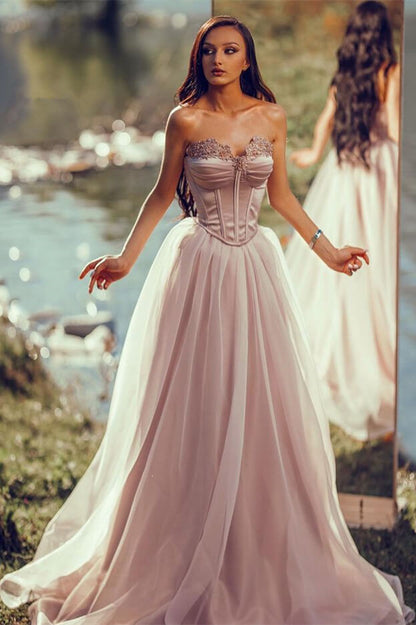 Charmantes silbernes langes Abendkleid, schulterfrei, ärmellos, mit appliziertem Tüll und Plissee