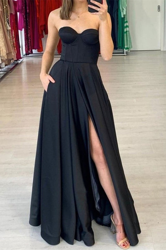 Schwarzes, herzförmiges Ballkleid, plissiert, geteilt und mit Taschen