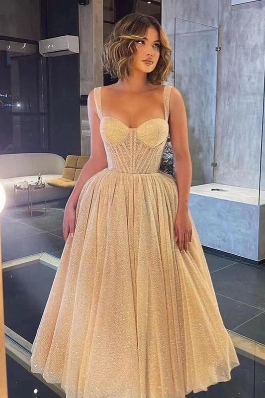 Elegantes Ballkleid mit Spaghettiträgern und herzförmigem Paillettenbesatz und Tüll