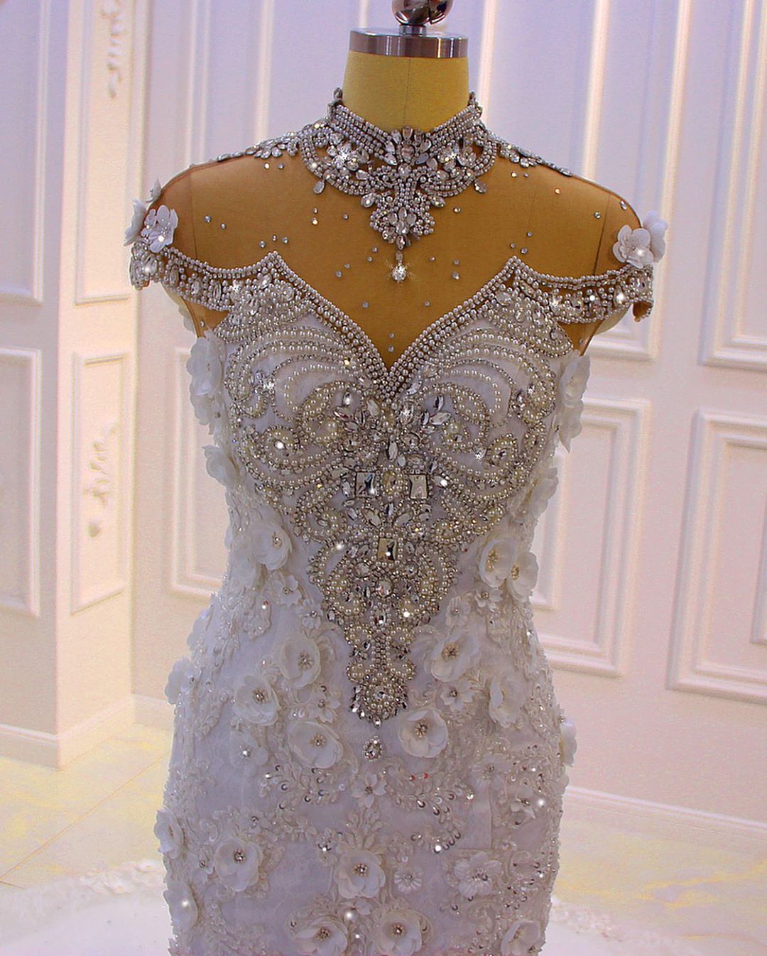 Hochgeschlossenes Meerjungfrau-Brautkleid aus Kristalltüll mit Spitzenapplikationen