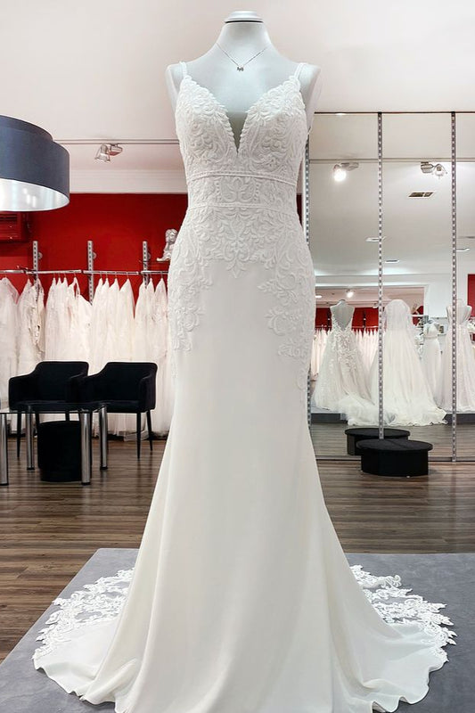 Langes Brautkleid im Meerjungfrau-Stil aus Satin mit V-Ausschnitt, offenem Rücken und Spitzenapplikationen