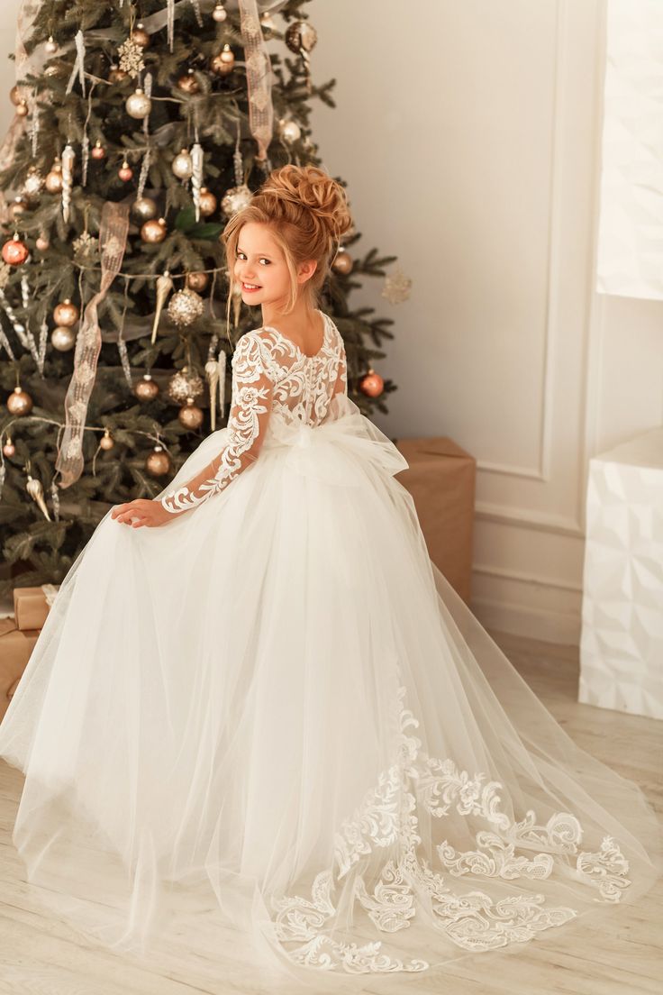 Kaufen Sie Blumenmädchenkleider Spitze Ärmel online bei babyonlinedress.de. Kinder Hochzeitskleider aus Tüll nach maß zur Hochzeit gehen.