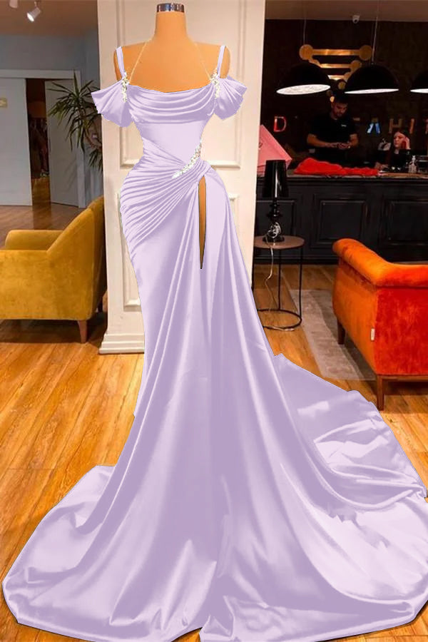 Dunkelgrünes, schulterfreies Ballkleid mit langem Schlitz