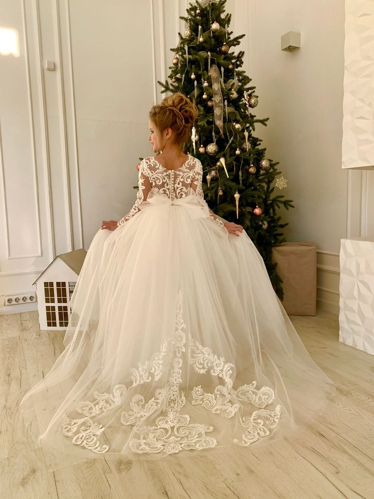 Kaufen Sie Blumenmädchenkleider Spitze Ärmel online bei babyonlinedress.de. Kinder Hochzeitskleider aus Tüll nach maß zur Hochzeit gehen.