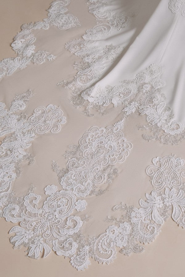 Bescheidenes langes, rückenfreies Satin-Brautkleid im Meerjungfrau-Stil mit Neckholder und Spitzenapplikationen