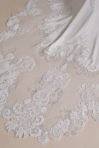 Bescheidenes langes, rückenfreies Satin-Brautkleid im Meerjungfrau-Stil mit Neckholder und Spitzenapplikationen