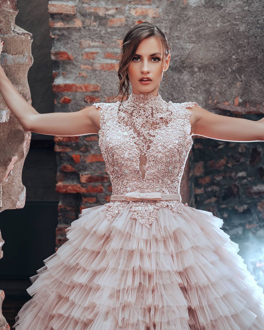 Langes, ärmelloses, hochgeschlossenes Prinzessin-Brautkleid in A-Linie mit Tüll