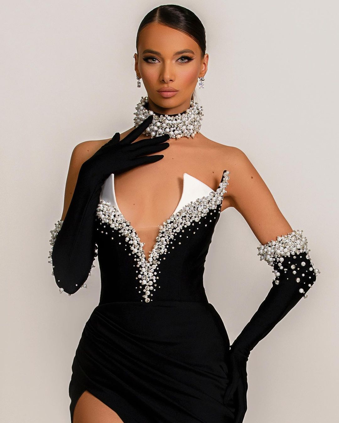 Schwarzes Abendkleid mit V-Ausschnitt, Neckholder und halben Ärmeln, geschlitzt