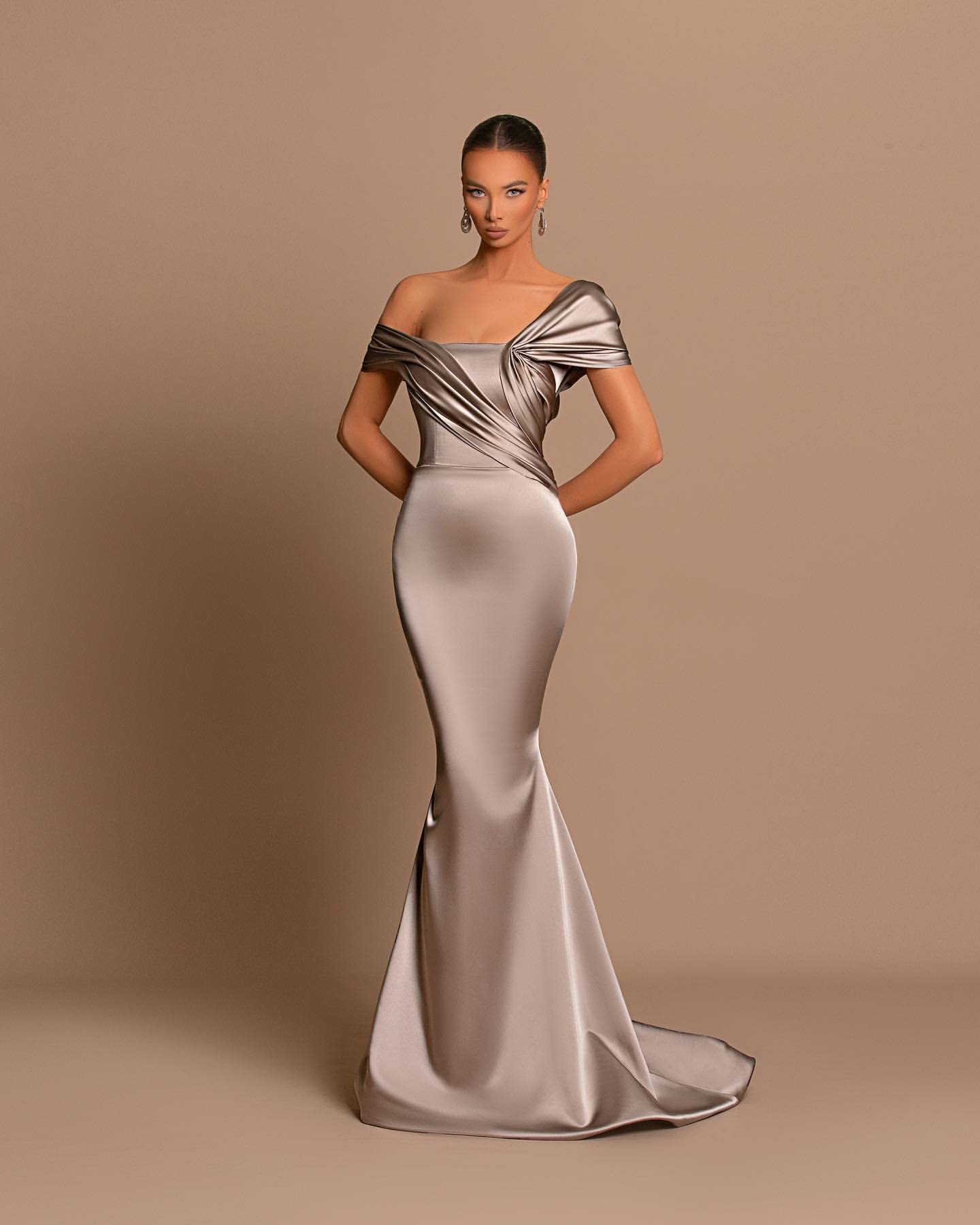 Graues Abendkleid, schulterfreies Bateau-Faltenkleid