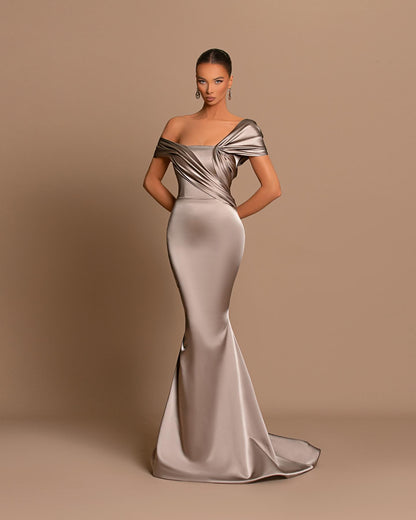 Graues Abendkleid, schulterfreies Bateau-Faltenkleid