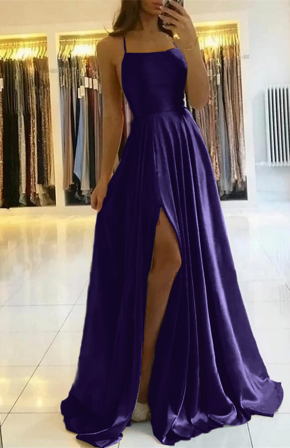 Salbeigrünes, langes, plissiertes Ballkleid mit Spaghettiträgern und Schlitz