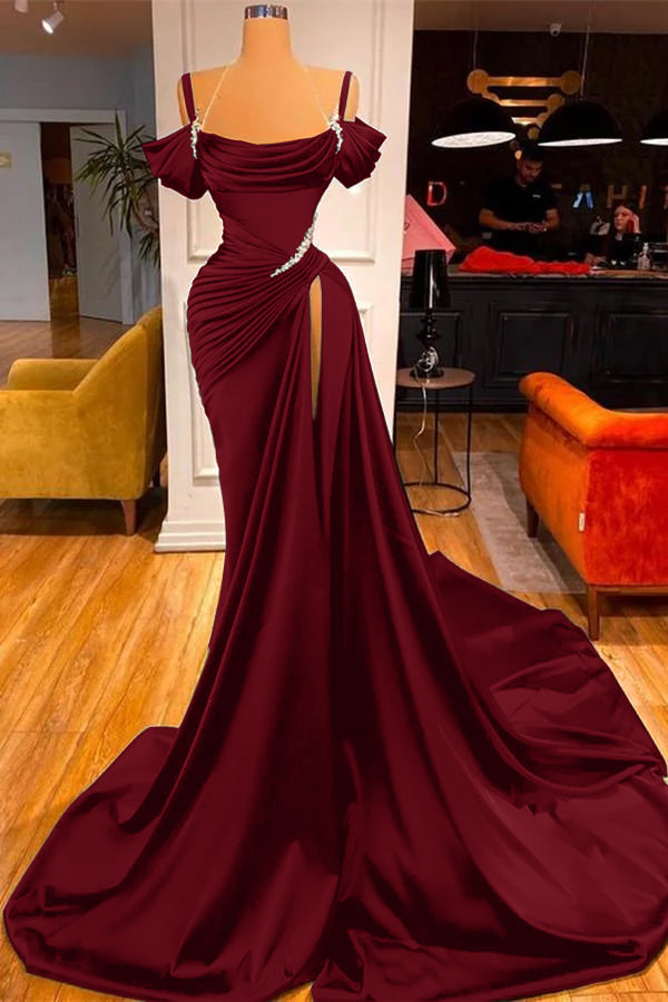 Dunkelgrünes, schulterfreies Ballkleid mit langem Schlitz