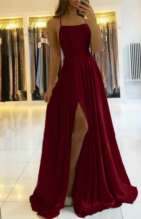 Salbeigrünes, langes, plissiertes Ballkleid mit Spaghettiträgern und Schlitz