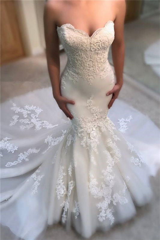 Herzförmiges, langes Brautkleid im Meerjungfrau-Stil mit Spitzenapplikationen