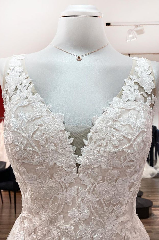 Langes A-Linien-Brautkleid aus Tüll mit V-Ausschnitt und offenem Rücken und applizierter Spitze