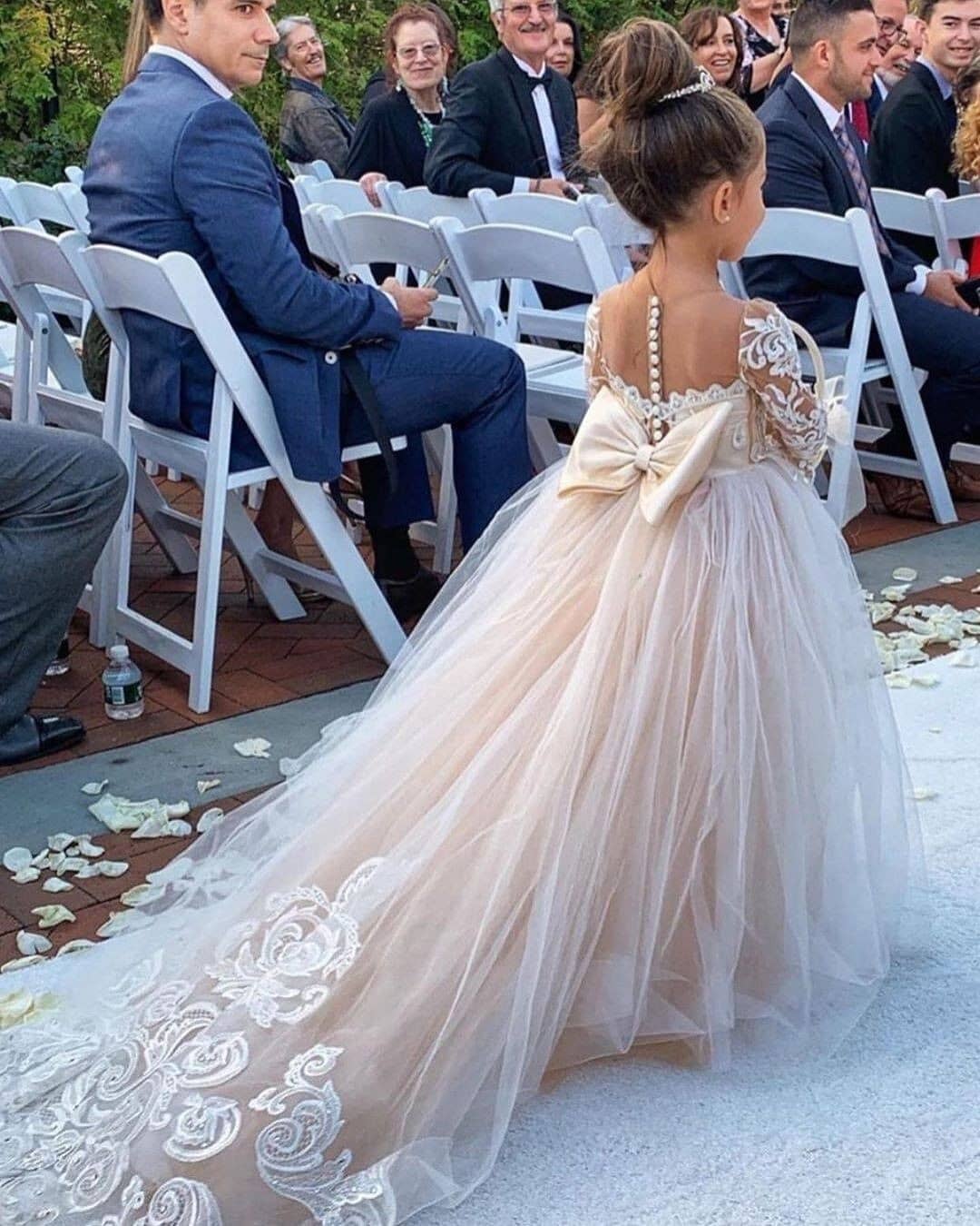 Finden Sie bei babyonlinedress.de Wunderschöne Blumenmädchenkleider Günstig online. Kinder Hochzeitskleider für Sie zur Hochzeitsparty gehen.