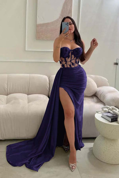 Babyblaues ärmelloses Ballkleid mit langer Spitze, Perlen und hohem Schlitz