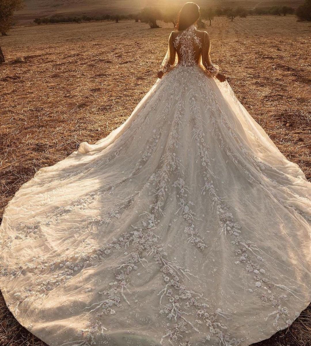 Hochgeschlossenes, langärmliges Brautkleid in A-Linie mit Applikationen aus Spitze und Tüll