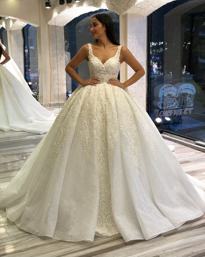 Ballkleid-Brautkleid mit herzförmigem Spaghettiträger, applizierter Spitze und Pailletten