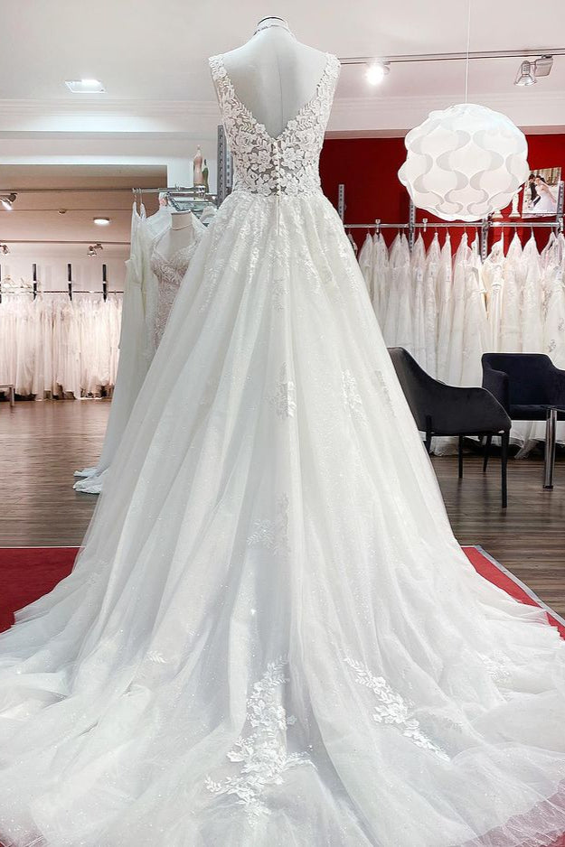 Lange A-Linien-Brautkleider mit V-Ausschnitt, Tüllspitze und weißen Rüschen