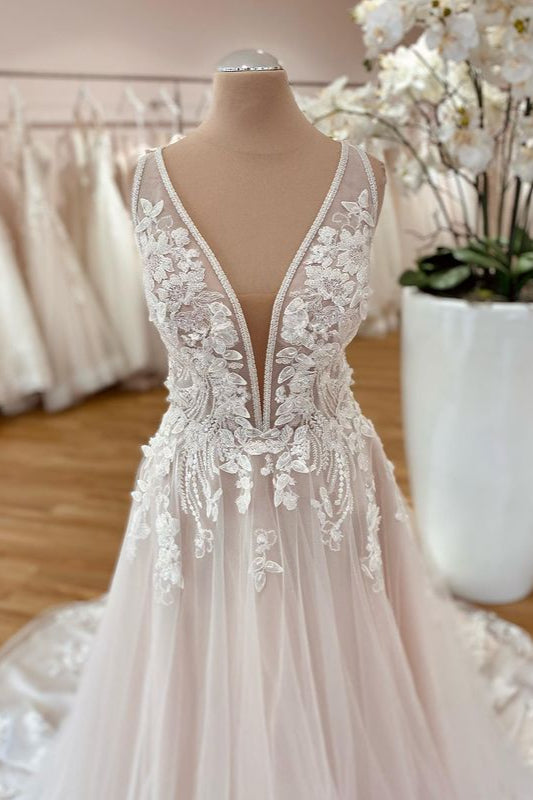 Elegantes Brautkleid in A-Linie mit breiten Trägern aus Tüll mit floraler Spitze