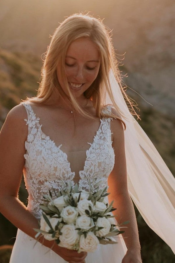 Bescheidenes, langes Boho-Brautkleid in A-Linie mit V-Ausschnitt und rückenfreiem Spitzen-Tüll