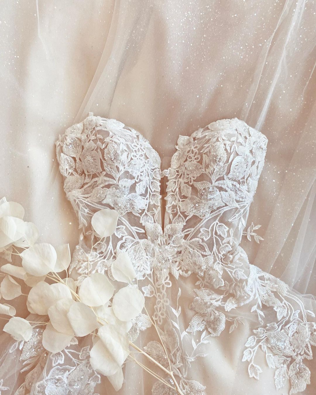 A-Linien-Brautkleid aus Tüll mit Spaghettiträgern und Spitzenapplikationen