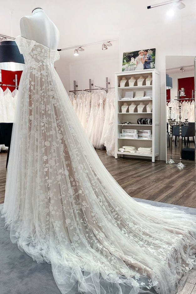 A-Linien-Brautkleid mit schulterfreien Rüschen und Spitzenapplikationen