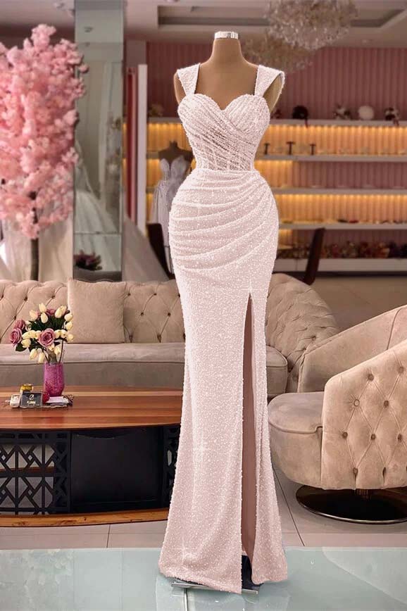 Glamouröses, schulterfreies, geschlitztes Abendkleid im Meerjungfrau-Stil mit Pailletten und Falten