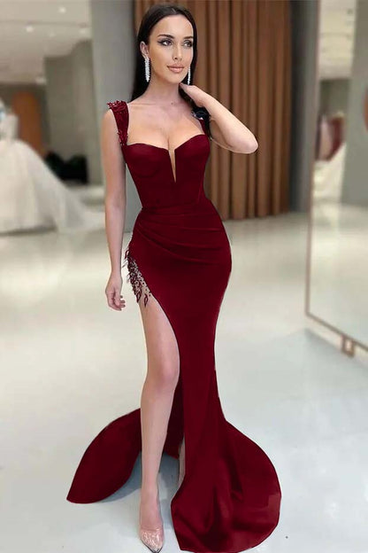 Wunderschönes schwarzes Ballkleid mit V-Ausschnitt, geteilter Meerjungfrau und ärmellosen Perlen