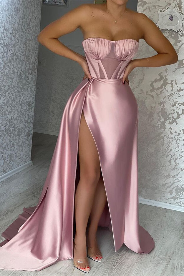 Atemberaubendes rosa trägerloses Meerjungfrau-Abschlussballkleid mit Falten, Rüschen und Schlitz
