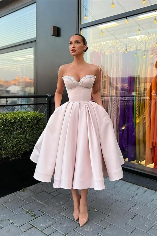 Ärmelloses, kurzes Abendkleid mit Herzausschnitt, Perlenstickerei und Taschen