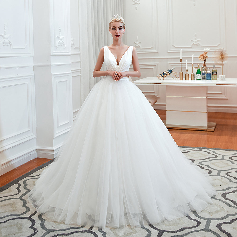 Bodenlanges Brautkleid mit breiten Trägern und tiefem V-Ausschnitt aus Tüll in A-Linie