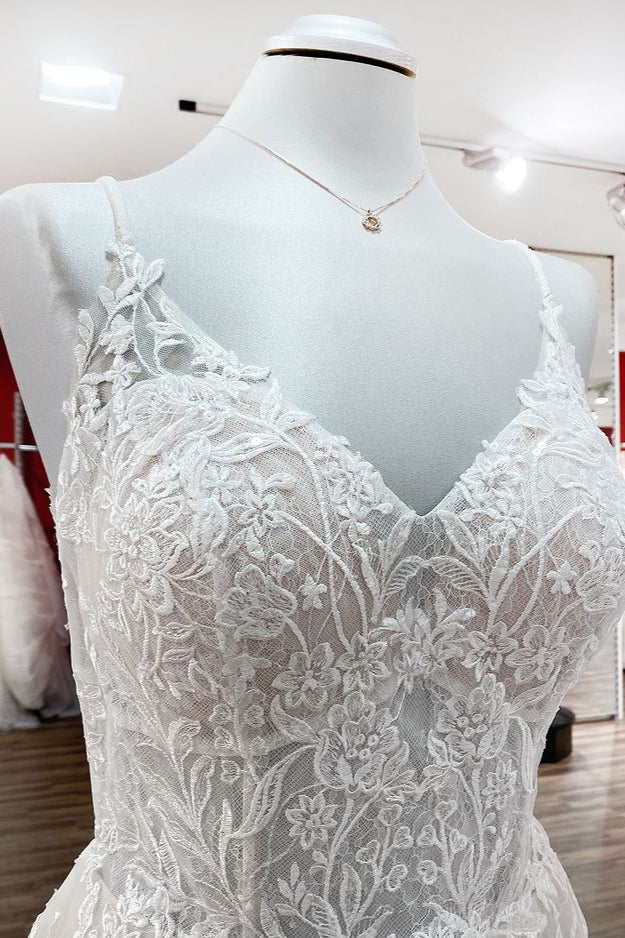 Elegantes, langes A-Linien-Hochzeitskleid aus Spitze mit V-Ausschnitt und Tüll-Spaghettiträgern