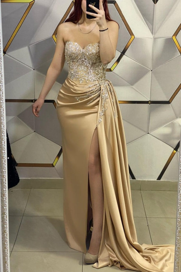 Goldfarbenes, ärmelloses Ballkleid mit V-Ausschnitt und Paillettenapplikationen