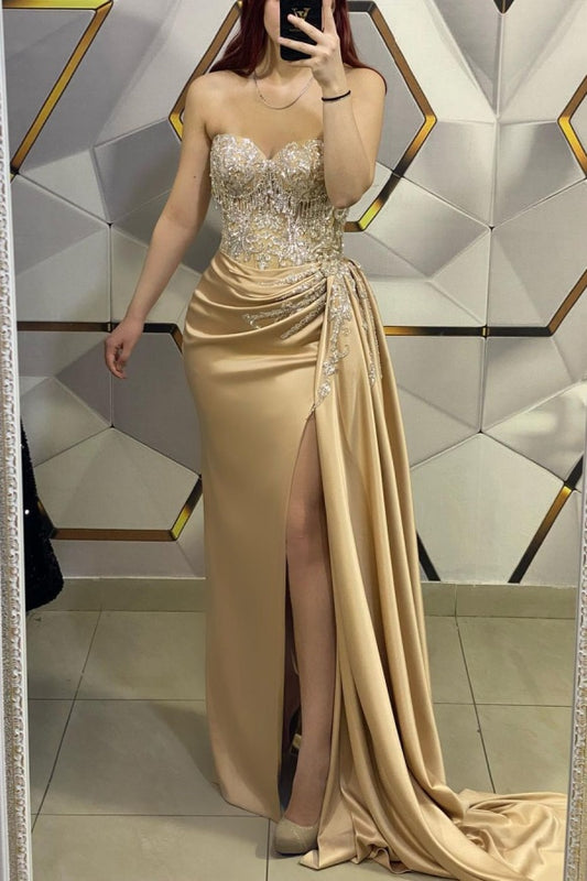 Goldfarbenes, ärmelloses Ballkleid mit V-Ausschnitt und Paillettenapplikationen
