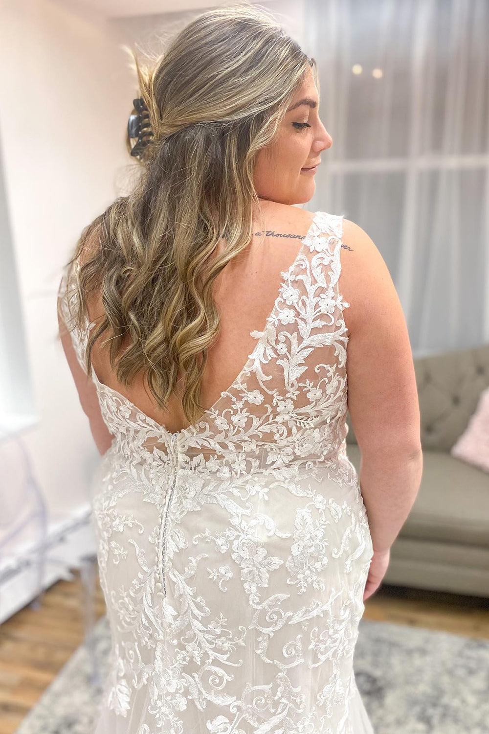 Atemberaubendes Meerjungfrau-Brautkleid mit V-Ausschnitt, Spaghettiträgern und Applikationen aus Spitzentüll