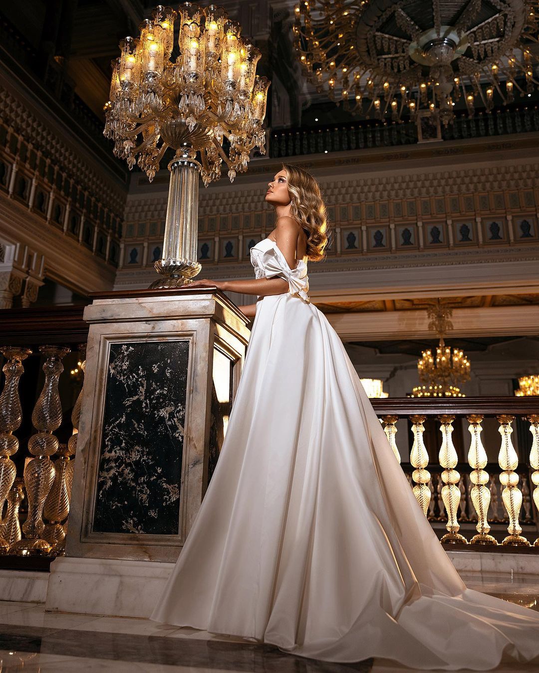 A-Linie, schulterfreies, bodenlanges Brautkleid aus Satin mit Spitze und herzförmigen Applikationen