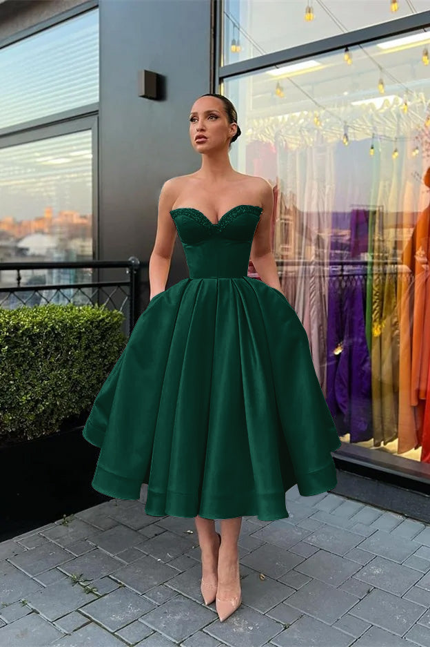 Ärmelloses, kurzes Abendkleid mit Herzausschnitt, Perlenstickerei und Taschen