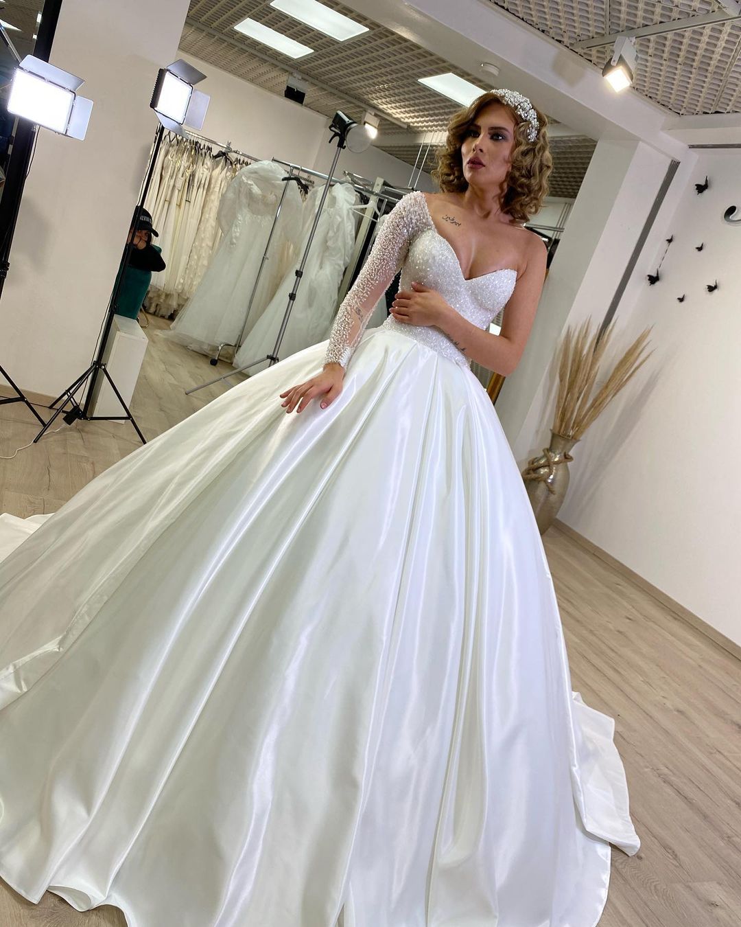 Ballkleid-Hochzeitskleid mit herzförmigen Rüschen und langen Ärmeln mit Perlen