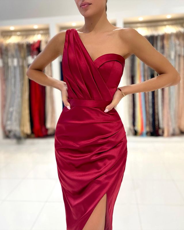 Burgunderrotes, kurzes Ballkleid mit einer Schulter