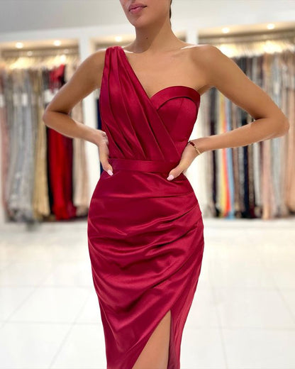 Burgunderrotes, kurzes Ballkleid mit einer Schulter