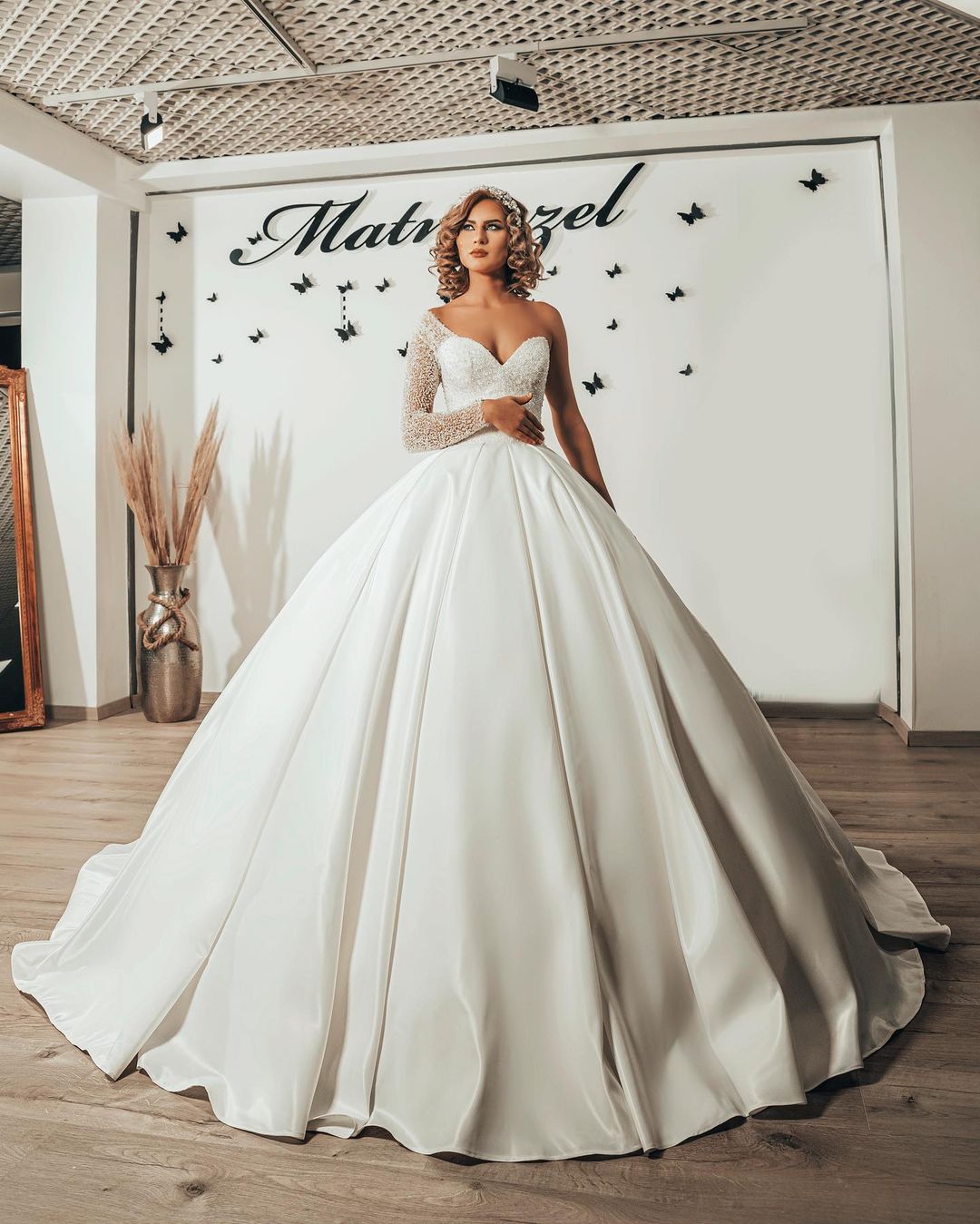 Ballkleid-Hochzeitskleid mit herzförmigen Rüschen und langen Ärmeln mit Perlen