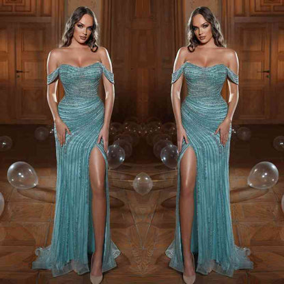 Bezauberndes grünes Ballkleid, trägerlos, schulterfrei, mit Paillettenschlitz