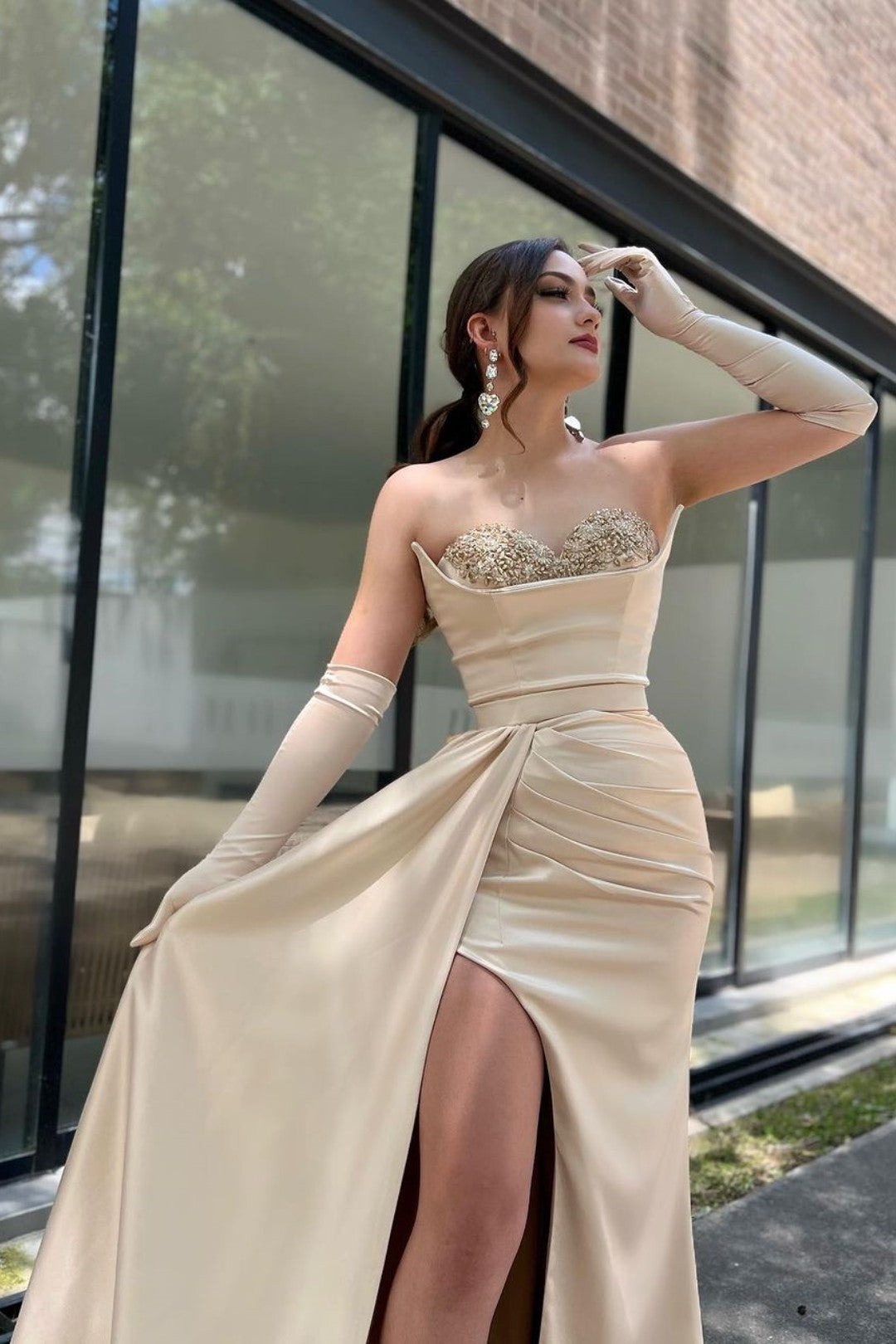 Ballkleid mit Ärmeln, Champagner-Schatz und hohem Schlitz