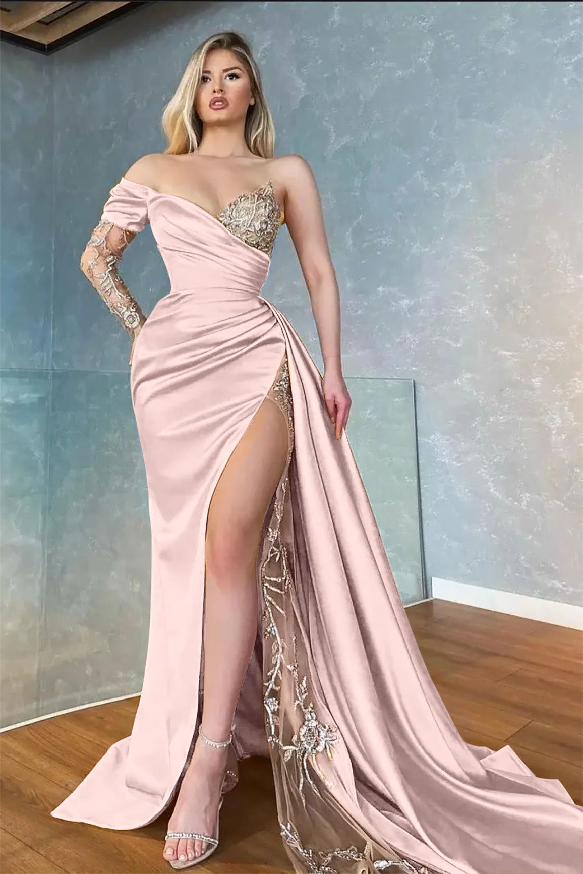 Gelbes, langärmliges, geschlitztes Meerjungfrau-Applikationen-Abschlussballkleid, lang, mit Rüschen und Herzausschnitt