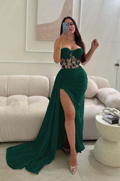 Babyblaues ärmelloses Ballkleid mit langer Spitze, Perlen und hohem Schlitz
